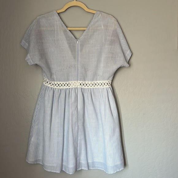 En Crème Smock Dress with Floral Embroidery - Picture 6 of 9